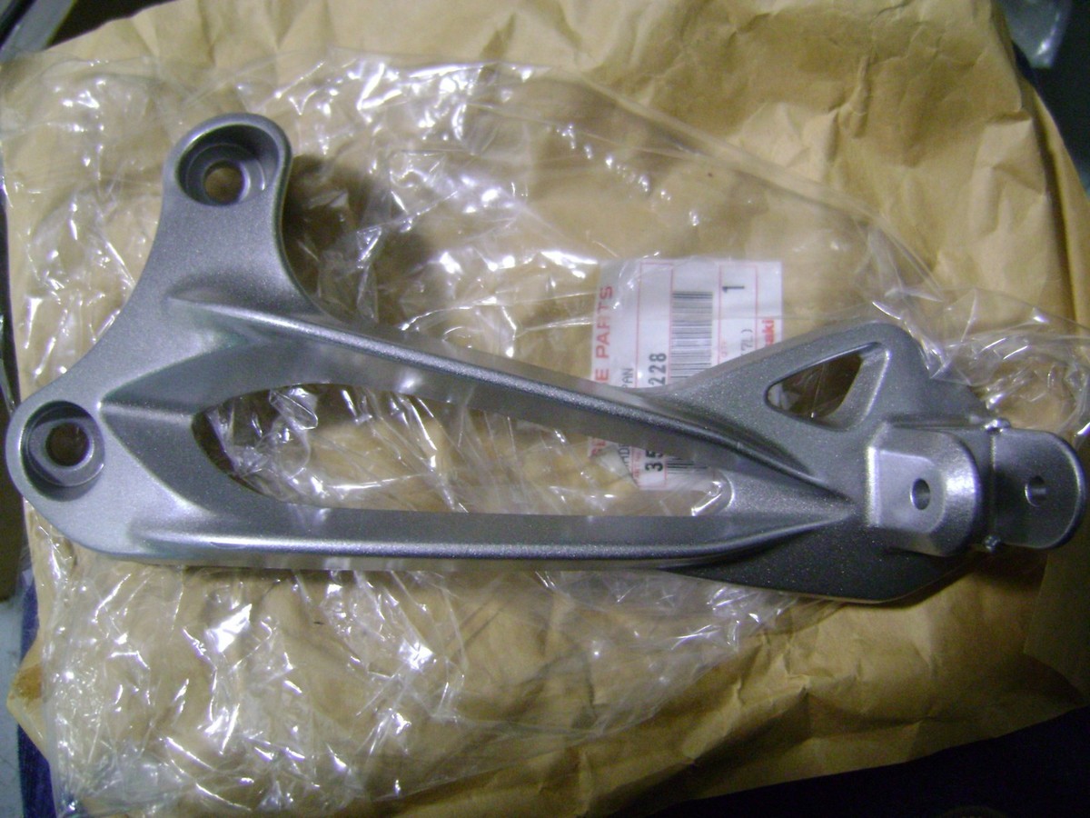 2006-2007 KAWASAKI ZX10-R NEW LEFT REAR FOOT PEG BRACKET