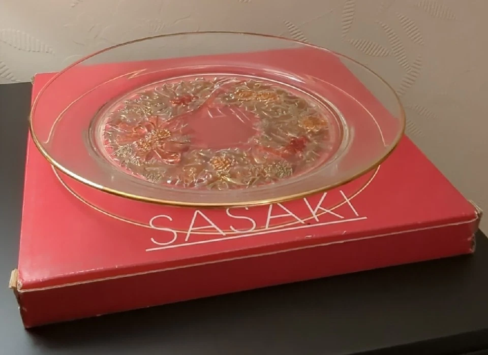 Plato de corona de Navidad de vidrio Sasaki PM 17 12,5" rosa pálido - verde y rojo Foto 2 de 4