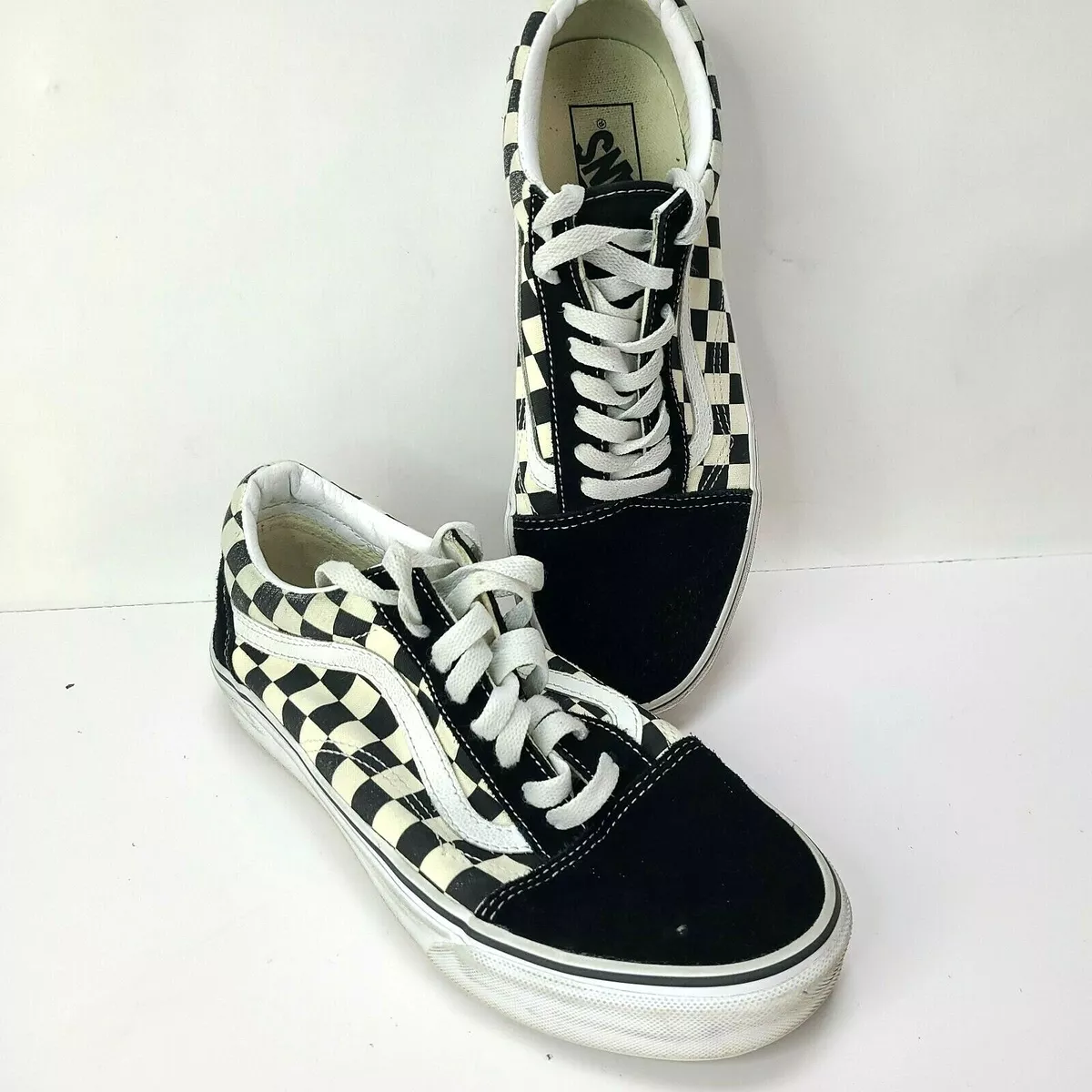 Black and white off the hotsell wall vans