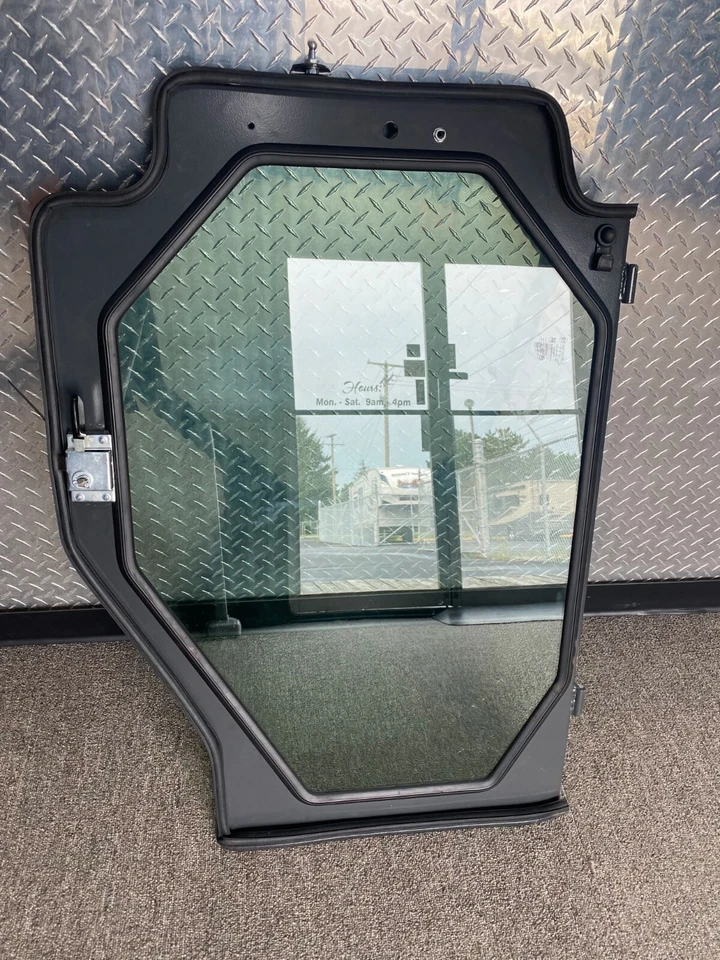 Conjunto de puerta de vidrio minicargadora serie 100 New Holland - 86547932 Foto 3 de 3