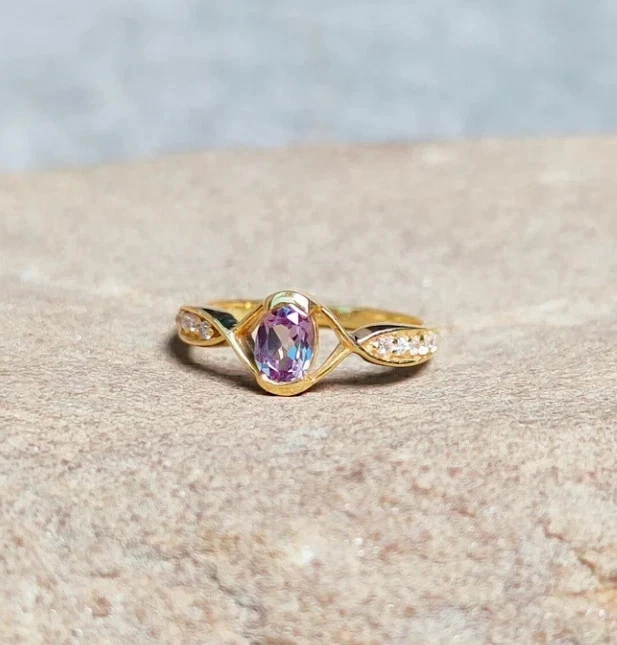 Anillo de boda de alejandrita de corte ovalado de 2,25 quilates de oro amarillo macizo de 14 quilates Foto 3 de 4