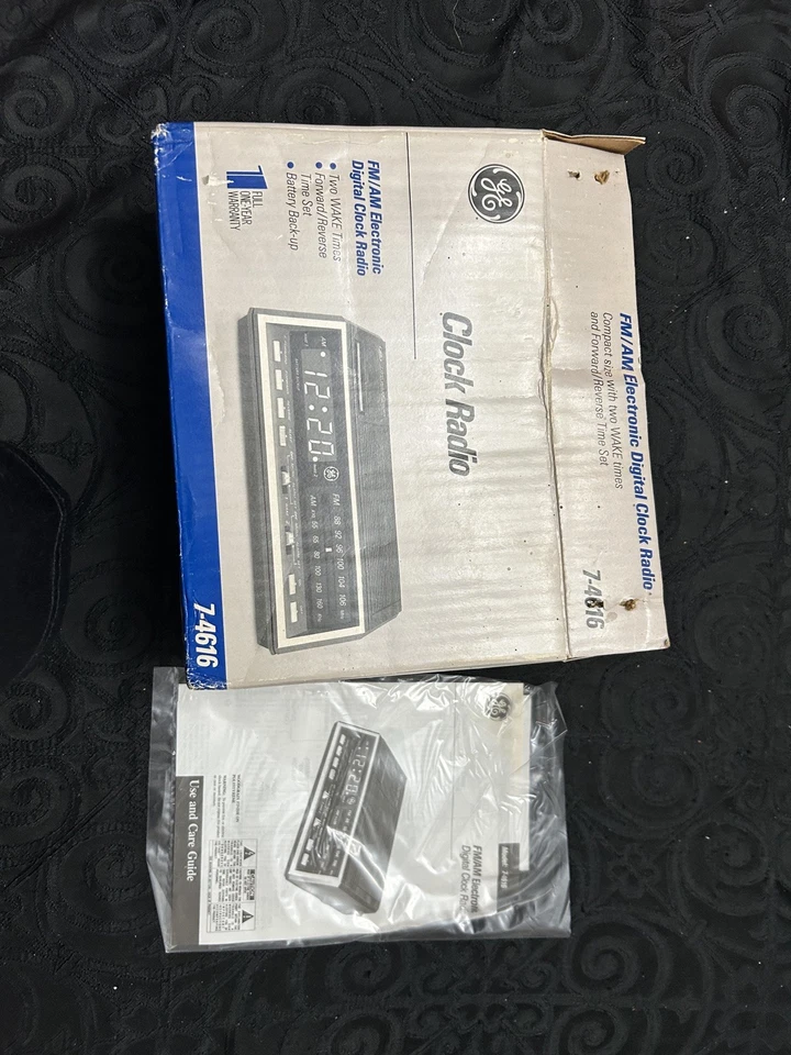 VINTAGE GE FM/AM Digital Clock Radio Model 7-4616 Wood Grain - Image 3 of 3