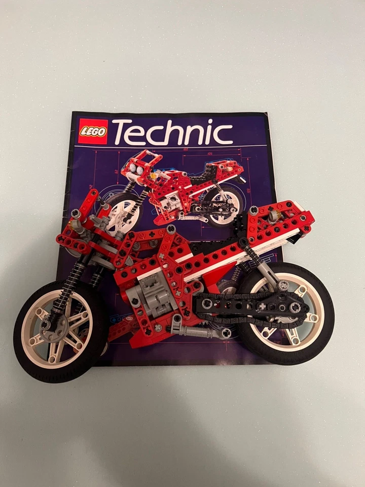 LEGO Technic 8422 Circuit Shock Racer / V-Twin Super Bike, photo 1 of 5