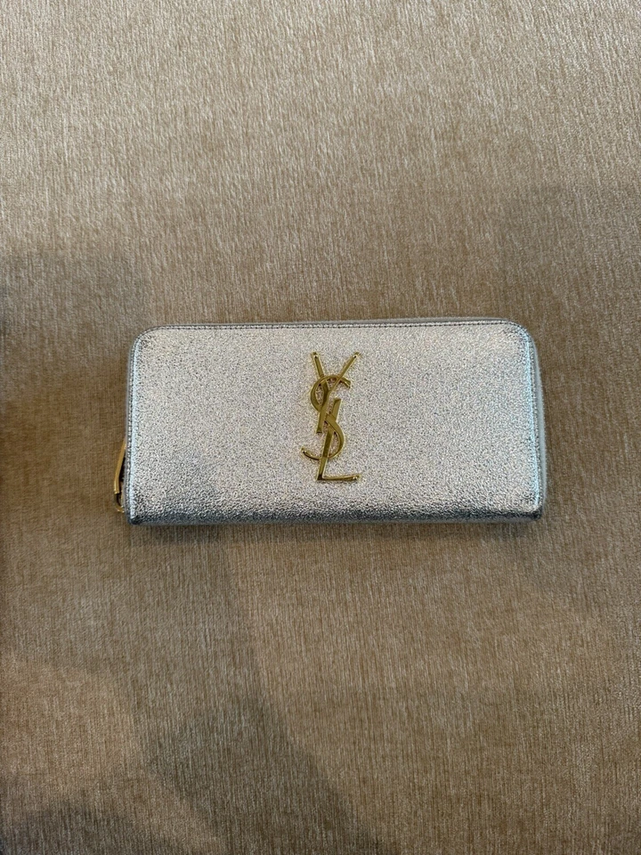ysl saint laurent cartera grande cremallera alrededor plata metalizada Foto 2 de 4