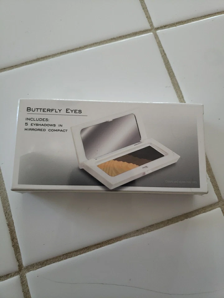 NEW Makeover Essentials BUTTERFLY EYES Eyeshadow Compact Makeup Palette - Image 2 of 4
