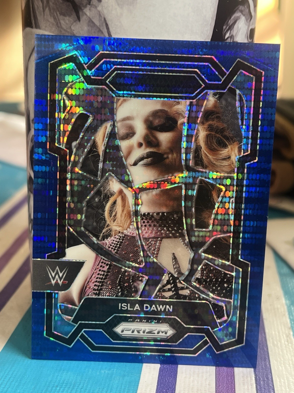 2024 Panini Prizm WWE - Isla Dawn #194 Blue Pulsar Prizm /75