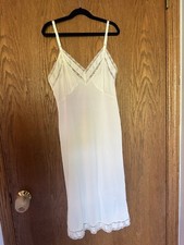 PIN-UP Ivory SeamPrufe Vintage LACY Trim Bust NYLON FULL SLIP Small Size 13.5  