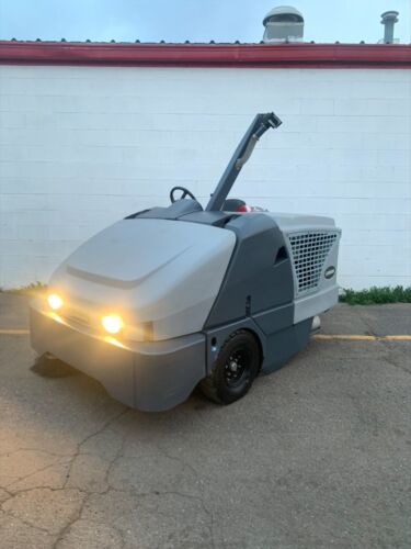 Advance SW8000 Ride on Sweeper Kubota 77" Warehouse Parking Lot indoor/outdoor
