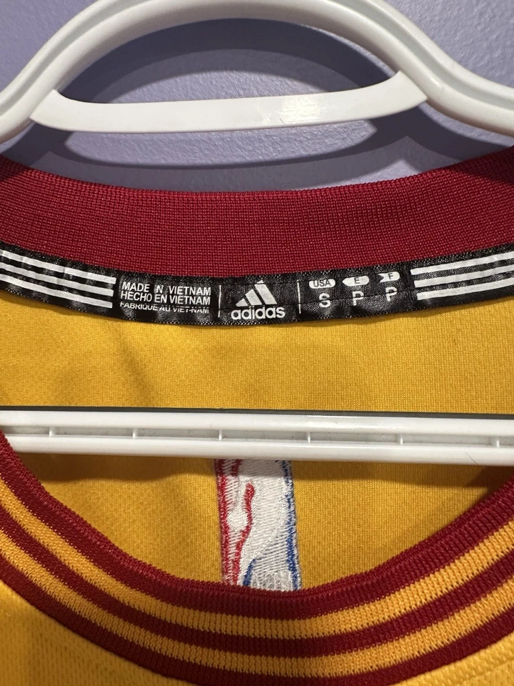 Camiseta deportiva Cleveland Cavaliers Kyrie Irving talla adulto pequeña temporada 2014-2015 Foto 3 de 4