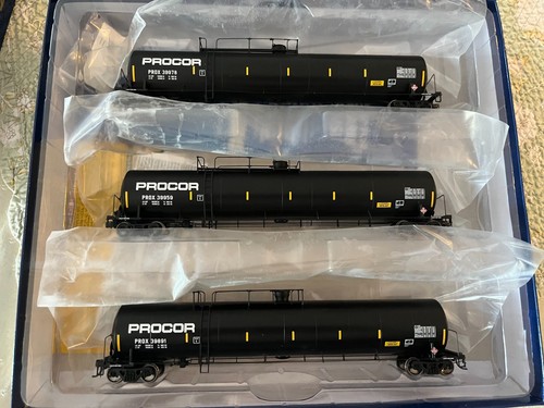 Coche cisterna Athearn Genesis Procor UTC 33K galones GLP “tarde” paquete de 3 escala HO 25587 | Condition: Used