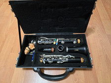 Vito Clarinet W/ Hard Case and 4-count Reedgard