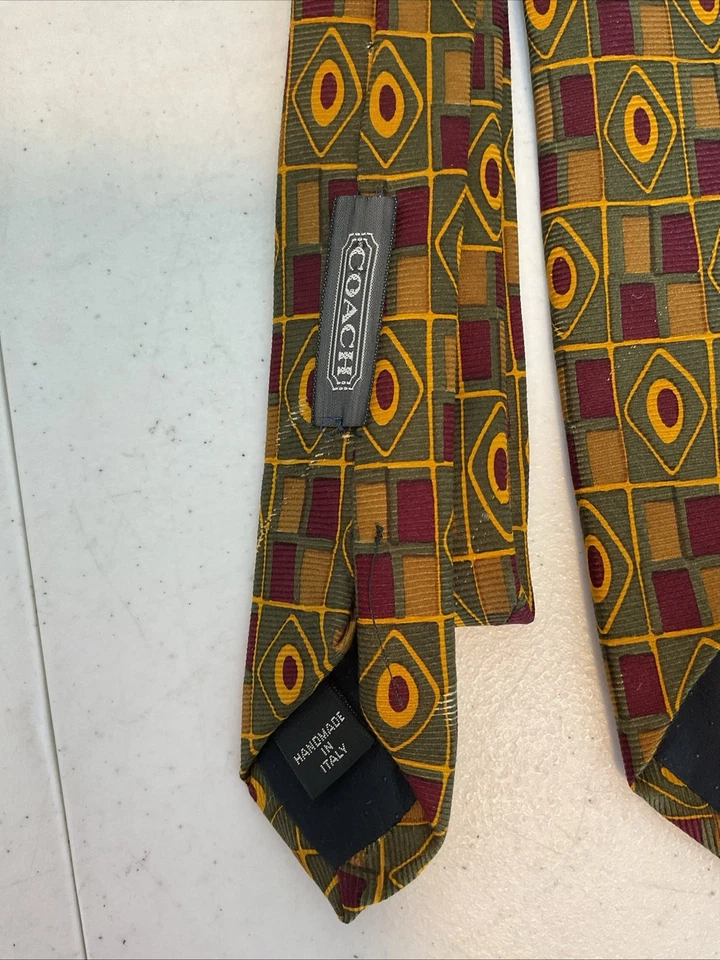 Corbata geométrica vintage años 80 Coach 100 % seda verde oliva rojo amarillo para hombre Foto 3 de 4