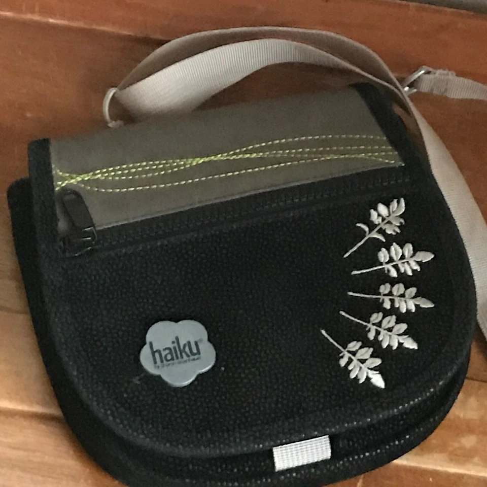 Pequeño Haiku de cuero negro ligeramente usado con hojas bordadas y correa larga de nailon -  Foto 3 de 4