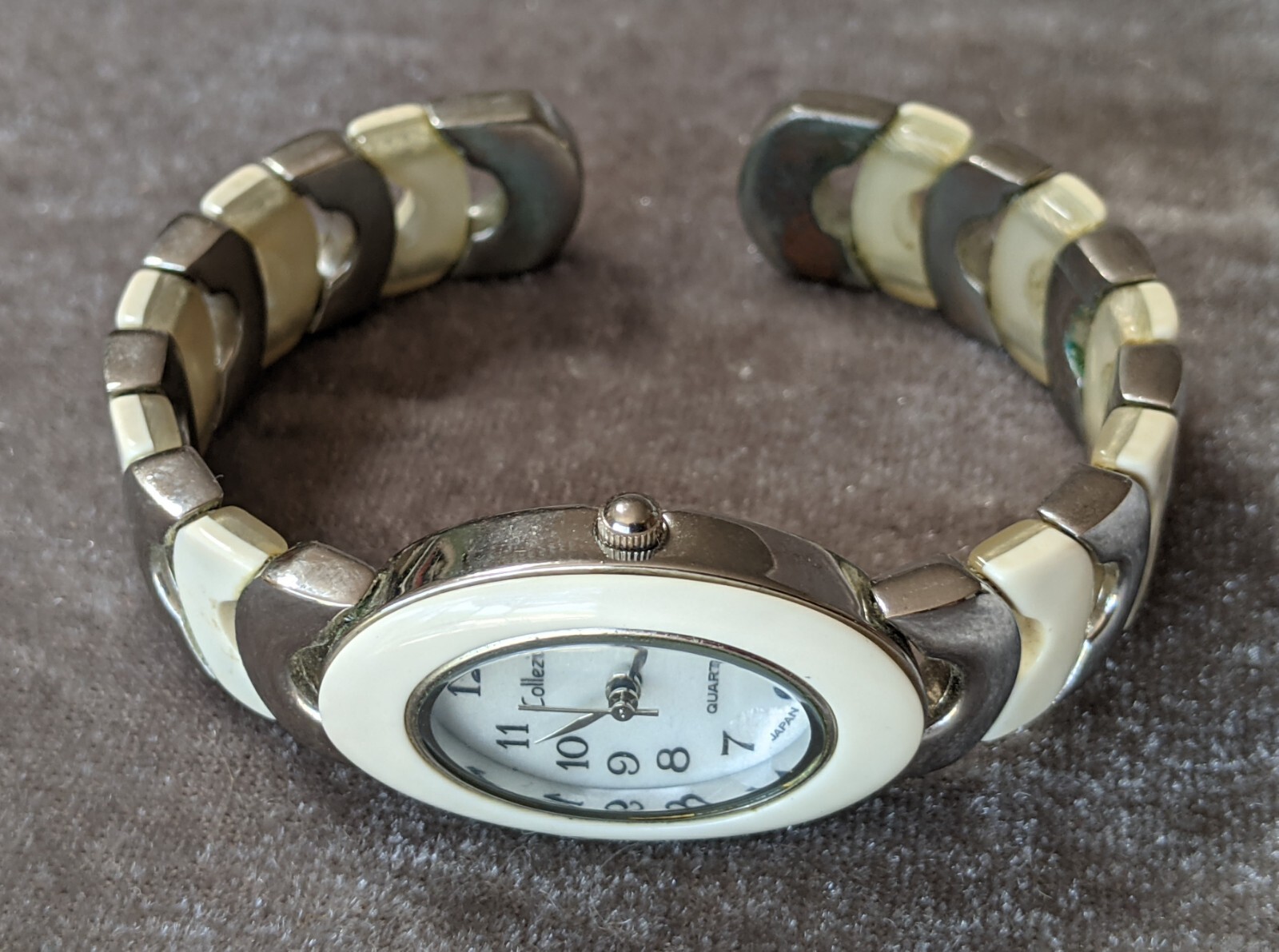 Beautiful Collezio Women's Silver And White Quartz Watch Works Great