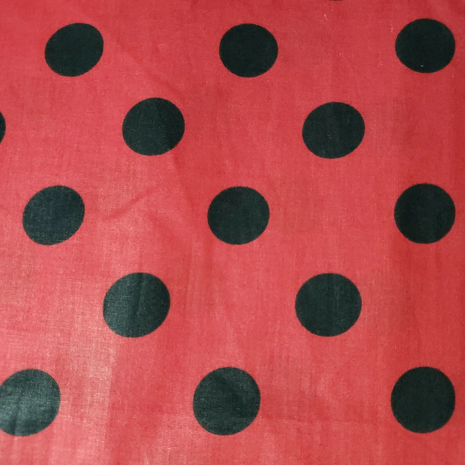 LADY BUG LUNARES NEGROS SOBRE TELA DE POLIALGODÓN ROJO PUNTO DE UNA PULGADA 58" POR YARDA Foto 2 de 4