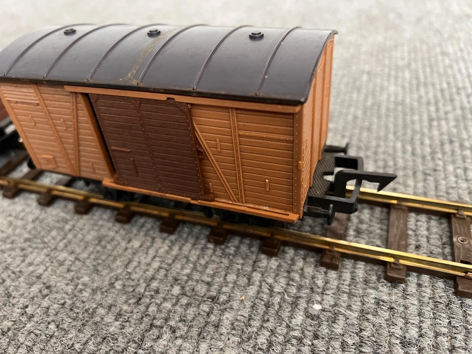 Faller Hittrain E-Train Playtrain: Niederbordwagen  + geschlossener Güterwagen - Bild 3 von 4