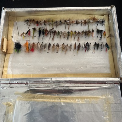 Karton mit 65 Fliegenfischen Fliegen Fliegen, guter Zustand Vintage Feder klein bis groß