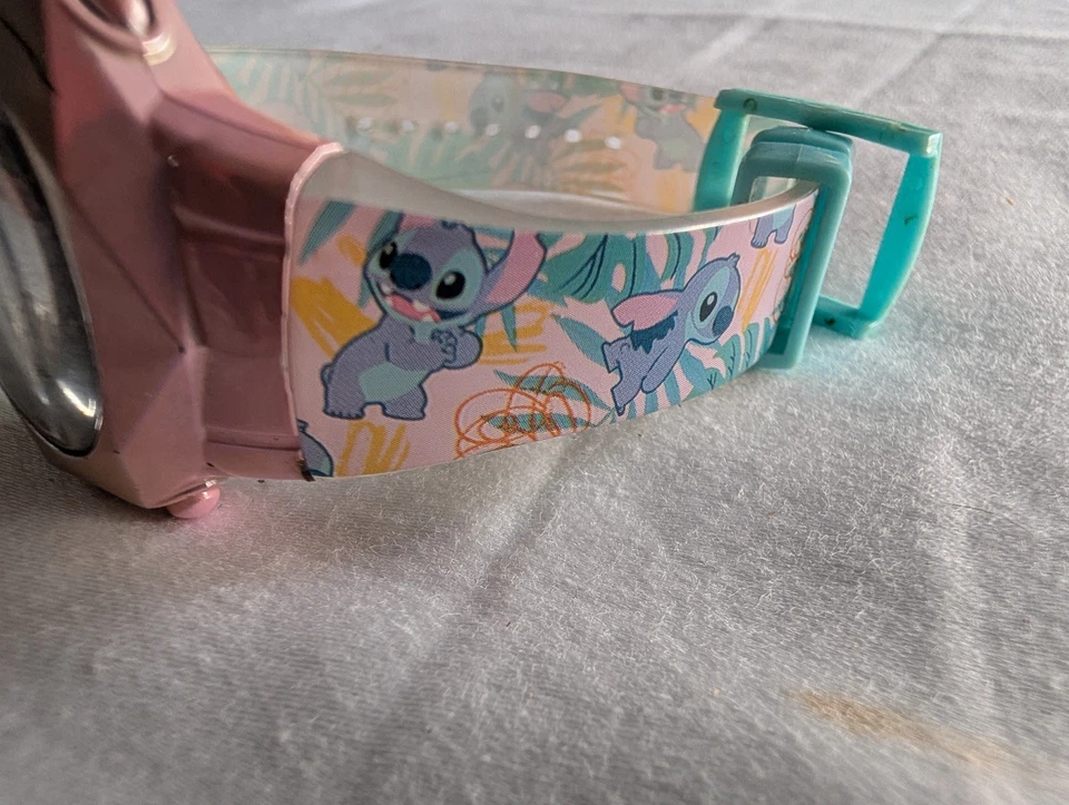 Relógio Disney Stitch pulseira de ponto rosa e azul - Imagem 4 de 4