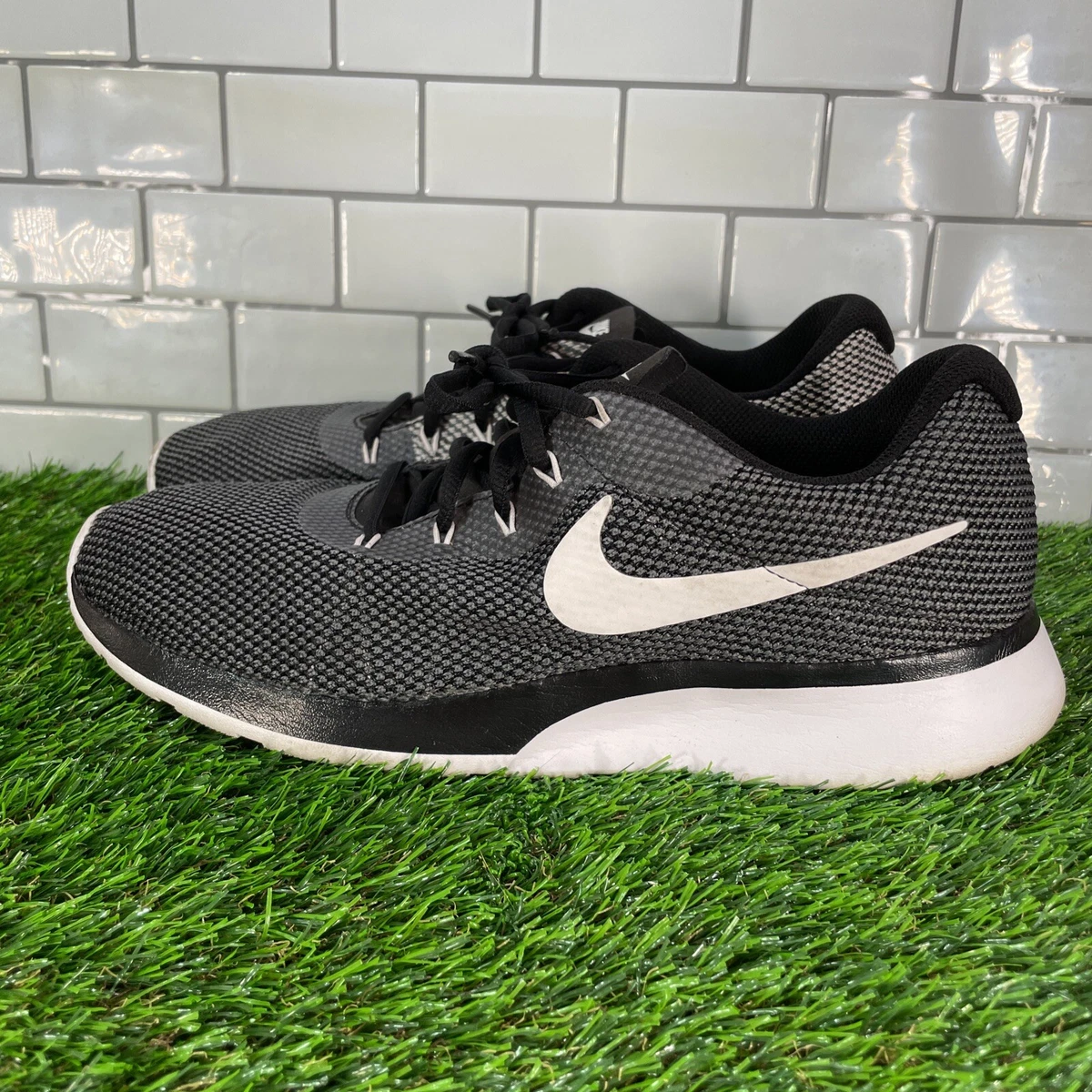 Nike tanjun discount shoes black