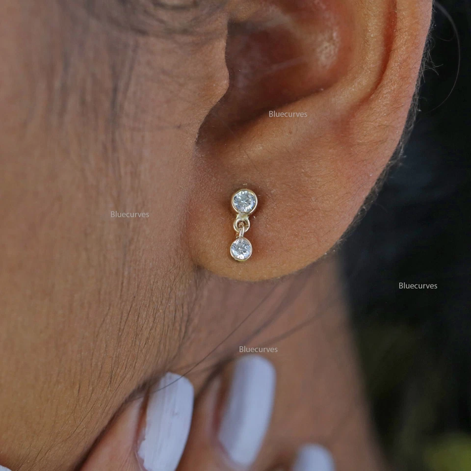 Mini aretes colgantes de diamantes naturales de 3,5 mm y 3 mm de oro amarillo de 14 k Foto 3 de 4