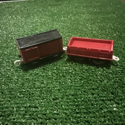 Thomas the Train Flatbed &  Breakvan Cargo Car Trackmaster  Pull Along Red 2009