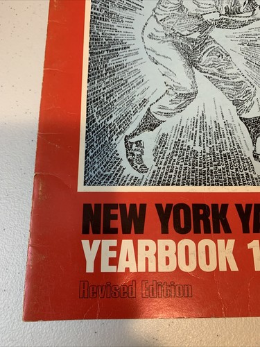 1967 NEW YORK YANKEES: Official Revised Yearbook: Mantle, Pepitone, Whitey Ford - 第 3/12 張圖片