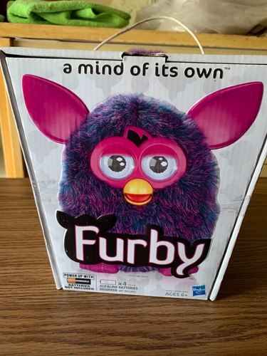NEU VERSIEGELT! Hasbro lila Furby Spielzeug 2012
