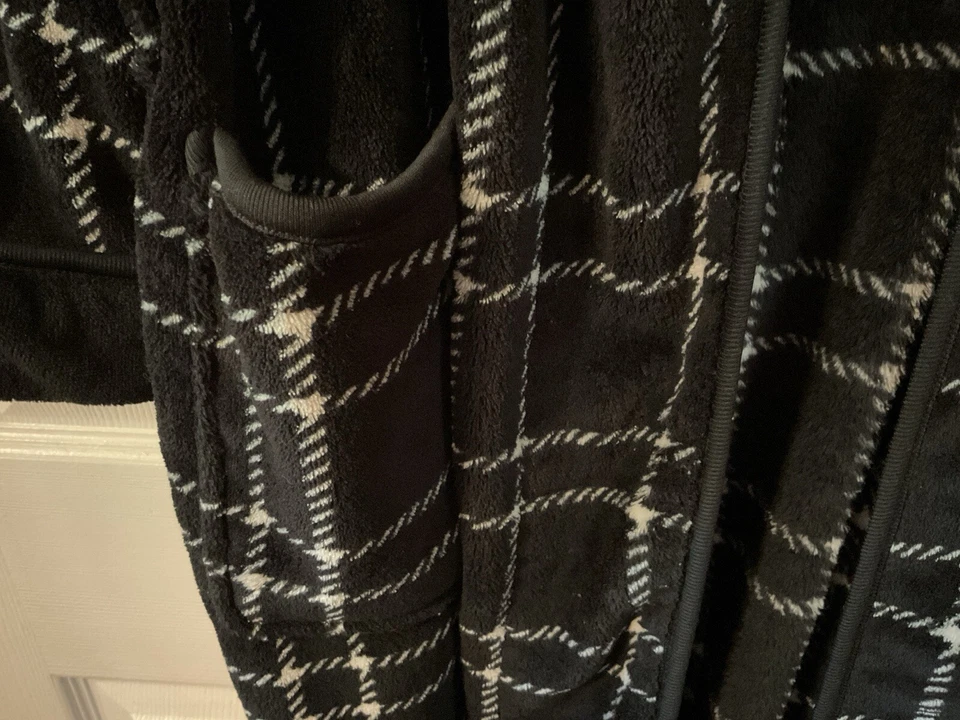 Claiborne Sleepwear Men’s Fleece Black Plaid Robe One Size Ties Cozy - Image 3 of 4