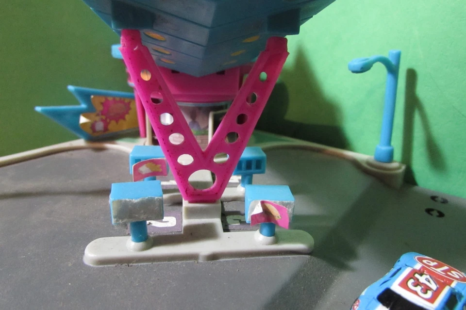 1994 Galoob Toys Micro Machines TINY's DRIVE IN DINER shop playset - Image 3 of 4