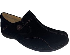 Clarks Women  s Unstructured Leather Slip On Loafers /Shoes Button Detail Sz 8.5