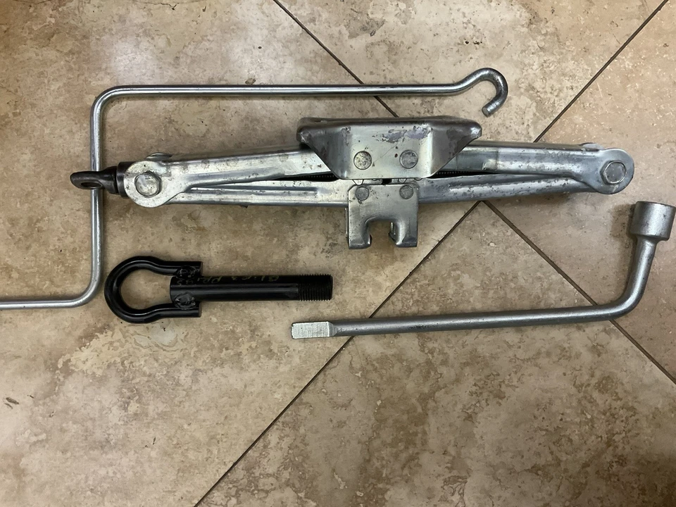 Juego de gatos de neumáticos Toyota Prius 2001-2002-2003 con herramientas OEM Foto 4 de 4