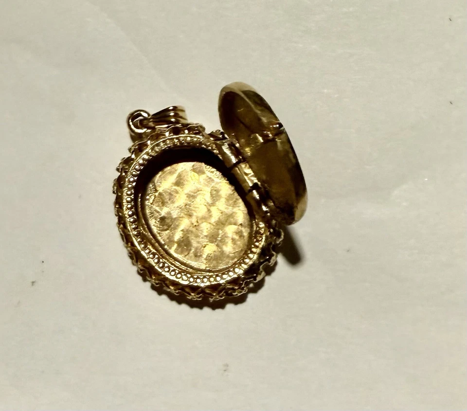 14k  ⭐️VTG 4.7 Grams Yellow Gold Etched Oval Locket Compartment Pendant ‘70’s - Image 3 of 4