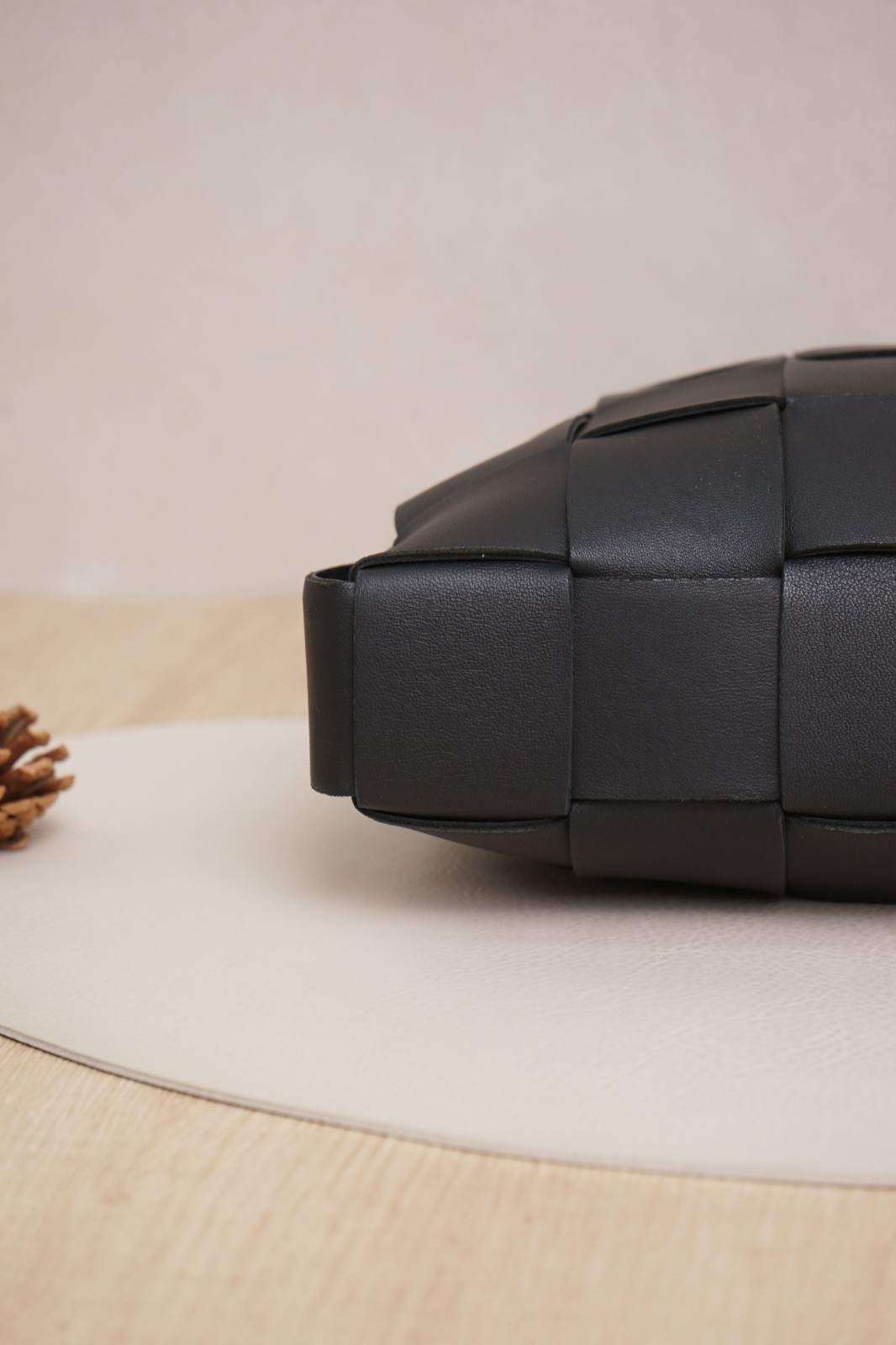 Bottega Veneta Intrecciato Vertical Crossbody Black Sheepskin/Dustbag thumbnail 4