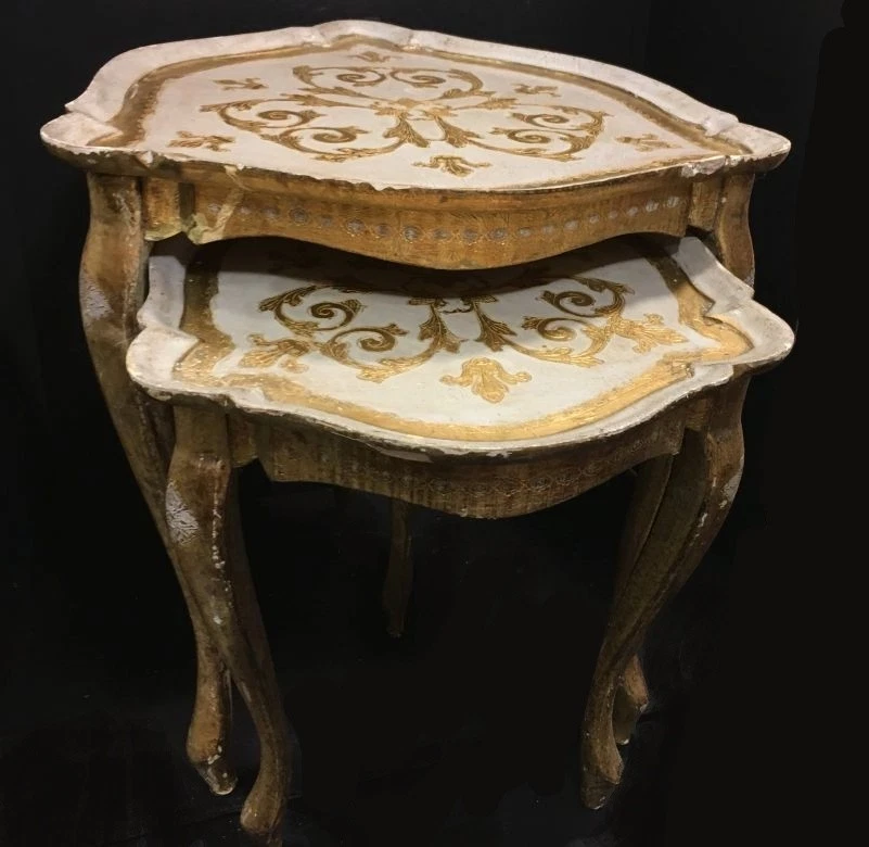 Par de mesas de aninhamento. Estilo provincial francês. Creme e dourado. Angustiado. - Imagem 3 de 4