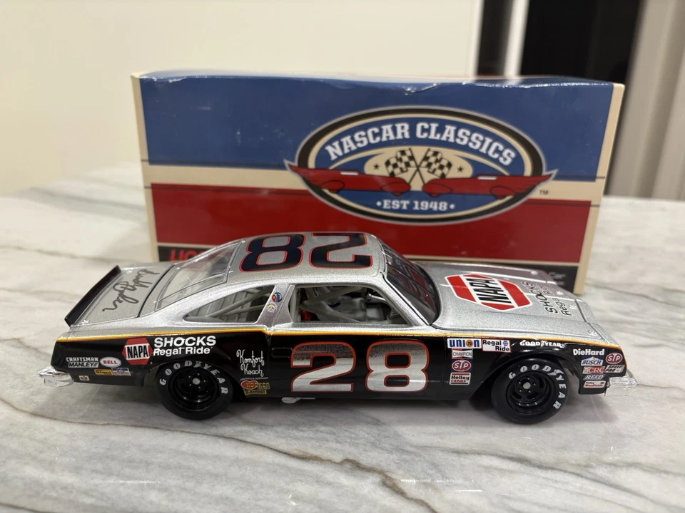 Buddy Baker 1977 Napa Gray Ghost Nascar 1/24 Diecast Oldsmobile #28 autografiado Foto 4 de 4