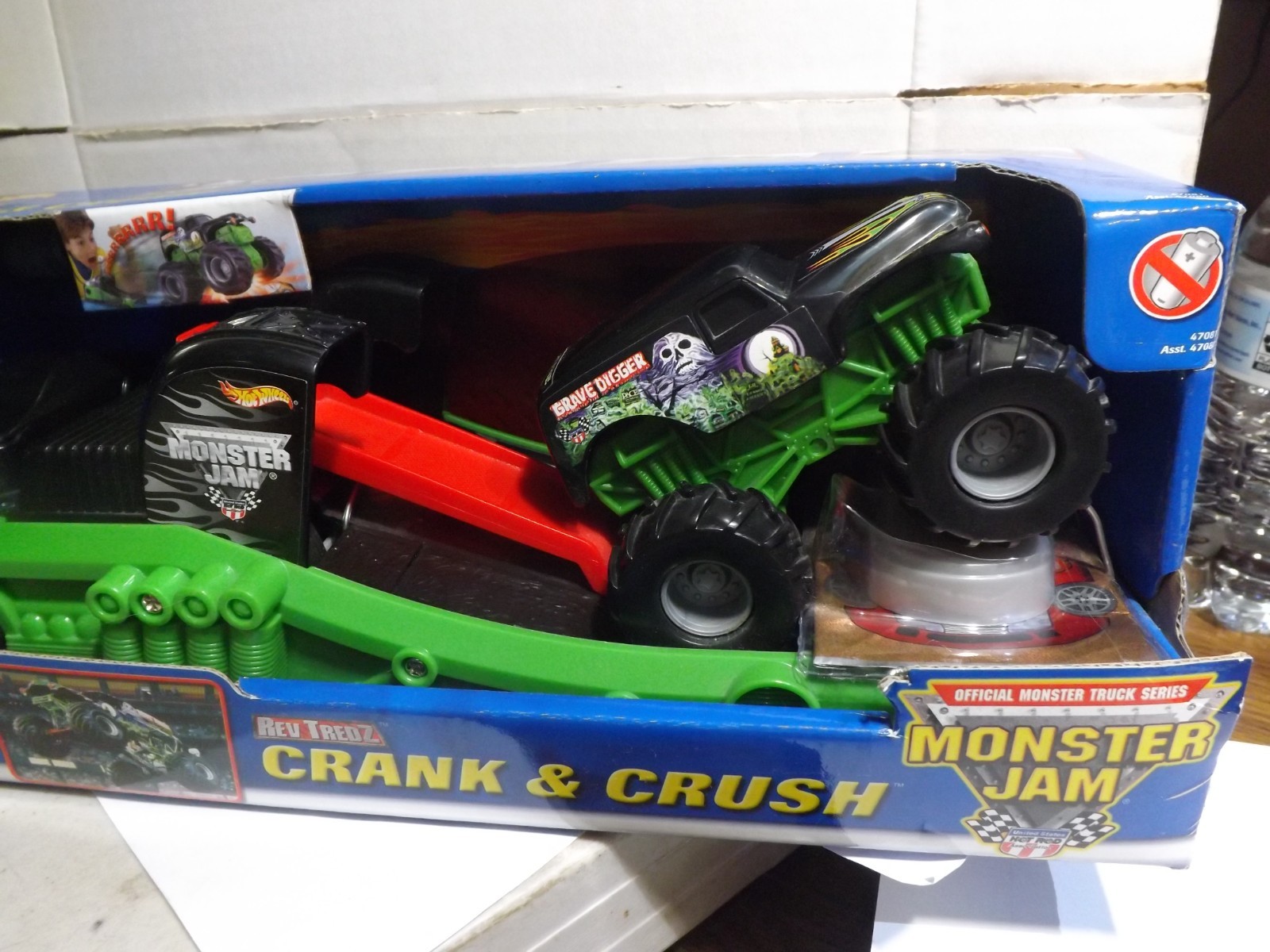 2003 Hotwheels Monster Jam Rev Tredz Crank & Crush Grave Digger Play Set
