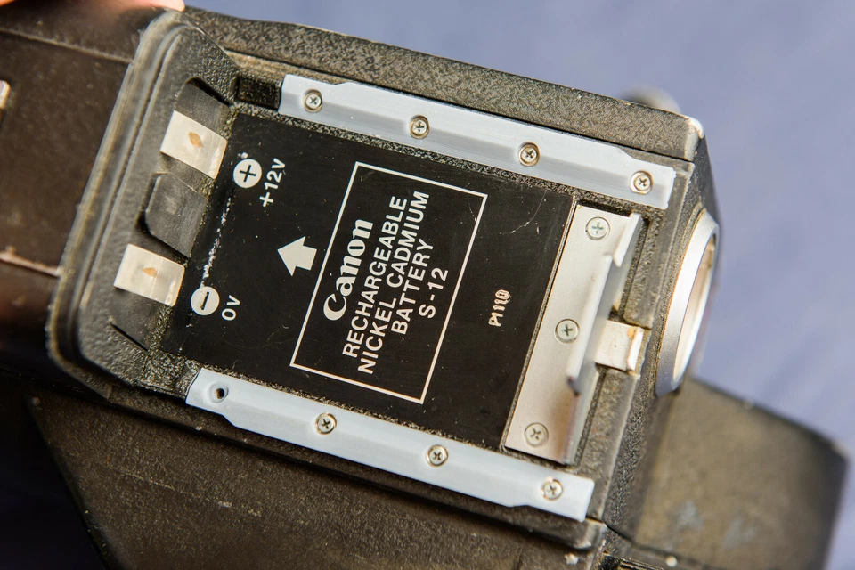 Rieles de plástico Canon Scoopic M, MS y MN para cubierta de batería. 1 par. Foto 3 de 4