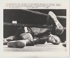 FRANKIE MOULTRIE KO'S JOSE LUIS RAMIREZ 8X10 ORIGINAL AP LASER PHOTO 11/26/82