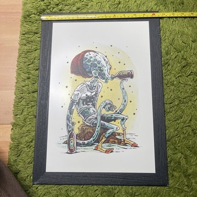 Displate METALLIC POSTER Alien Getränke aus einer Flasche  