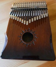 Kalimba, Lamellophon,  17 Metalllamellen, Honigfarben (H 3 X B 12,5 X 18 cm)