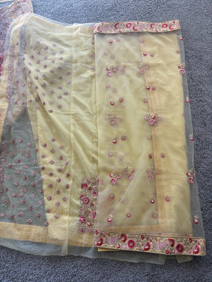 Tela lehenga amarilla sin coser. Nuevo. Foto 3 de 4