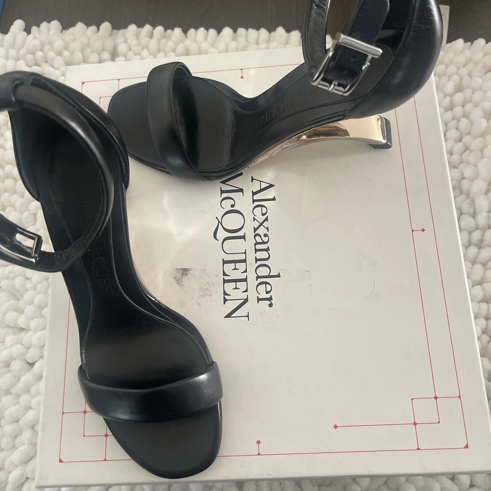 Кожаные черные сандалии Alexander McQueen 36 с дуговым ремешком на лодыжке - Изображение 3 из 4