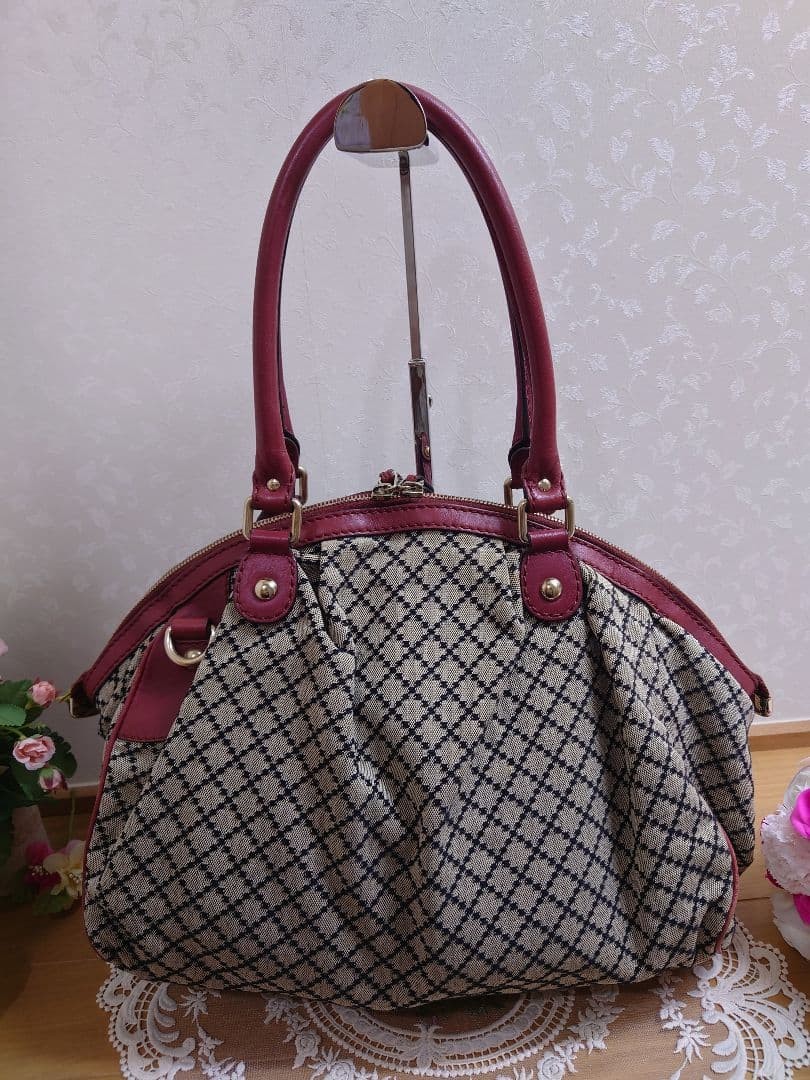 condition GUCCI cute check pattern handbag beige … - image 4