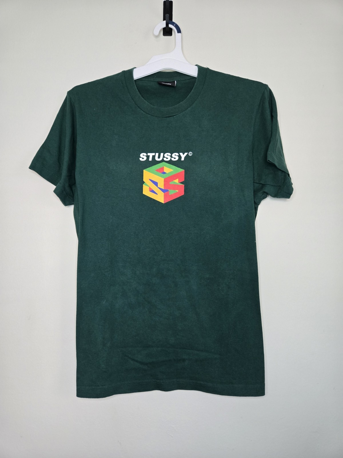 Stüssy green cotton graphic tee with color block streetwear design