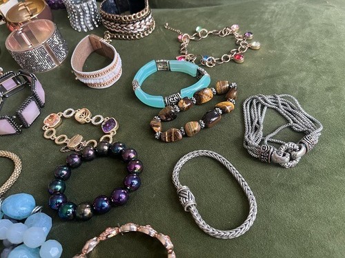 71 Vintage Costume Jewelry Womens Bracelets From Estate of a Jewelry Collector - Picture 17 of 24