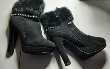 Stivaletto tronchetto scamosciato con pelo sintetico e borchie N°37