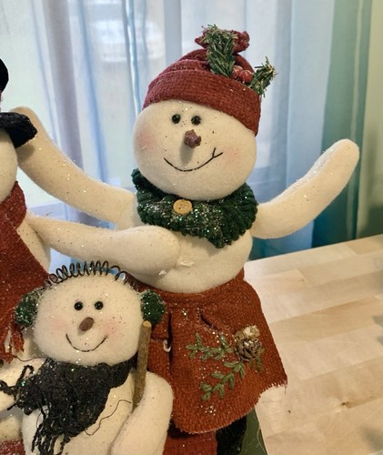 ADORABLE SNOWMAN FAMILY OF 3 ON A WOOD BASE! CHRISTMAS WINTER!! Warm & Natural - Picture 4 of 5