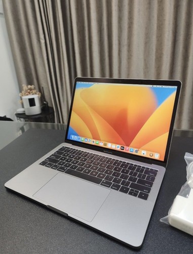 MacBook Pro 2017 Non Touch Bar 256gb 8GB RAM - Picture 2 of 5