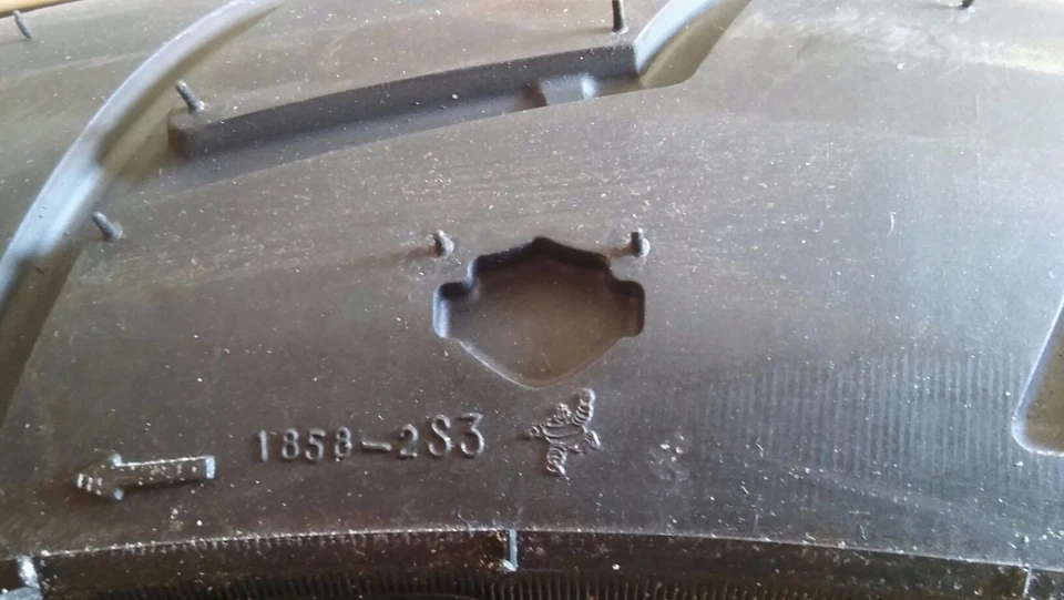 Neumático delantero Michelin Scorcher 100/90-19 Harley Dyna Super Glide Low Rider FXR FXE Foto 2 de 3