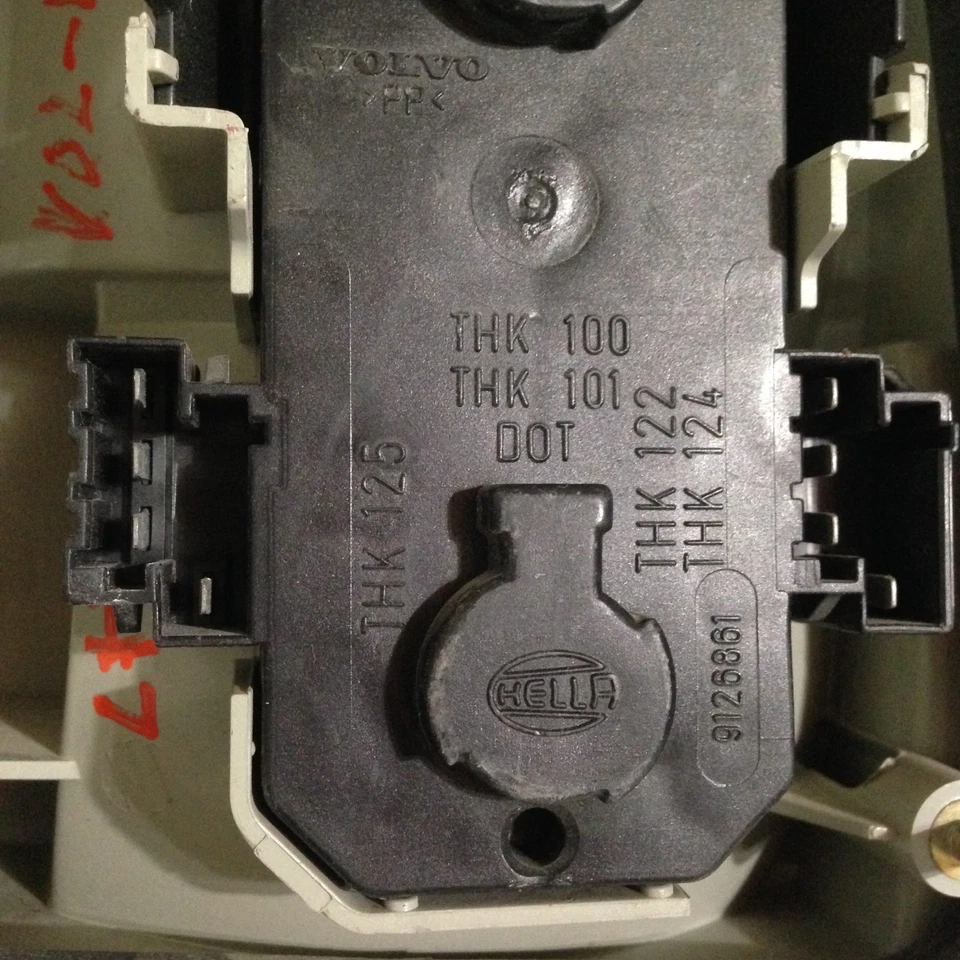 1997-1998 Volvo S90 V90 Left DRIVER Side Tail Light Assembly 91269621 OEM Shiny - Image 3 of 4